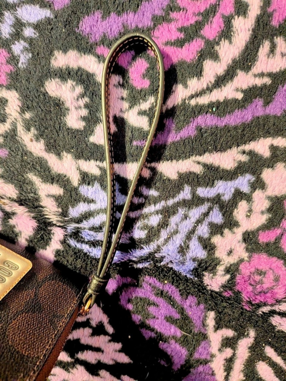 Coach Style #CF457 Large Corner Zip Wristlet In Signature Canvas W/ Ski Patches - Picture 2 of 12
